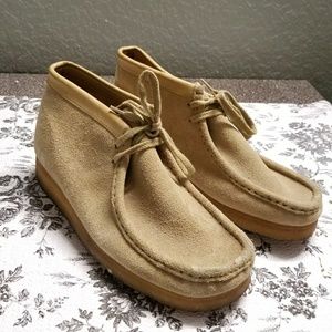 Clarks women sz 8M Hi top wallabee lace up Sand